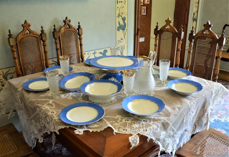 Best Dinnerware Set in Egypt: Porcelain, Opal, or Stoneware?
