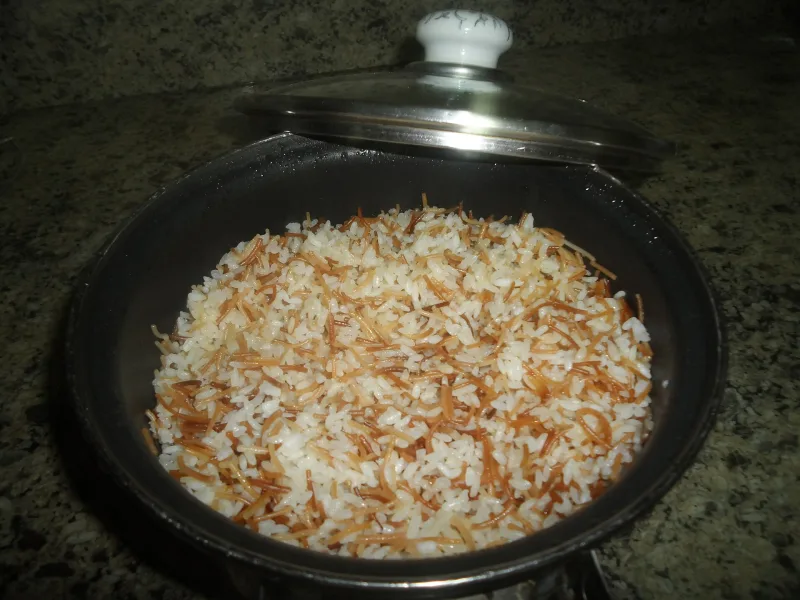 رز مصري بالشعرية المحمّرة في حلّة