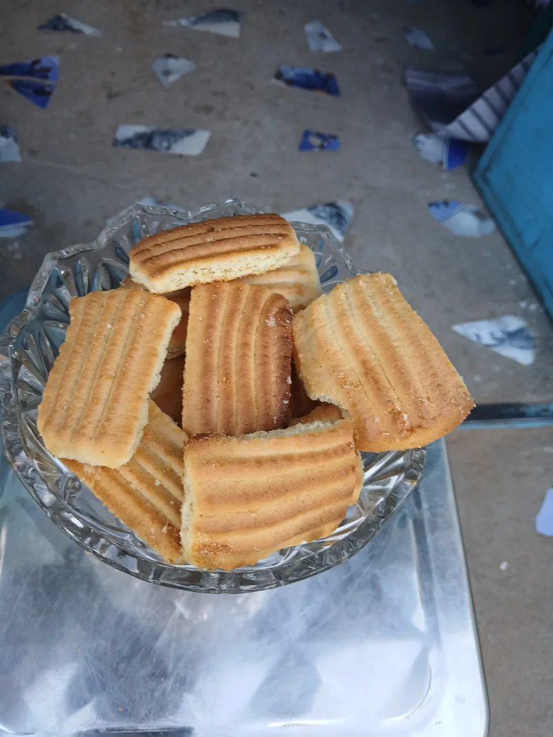 صوابع بسكويت العيد المقلّمة الدهبية في طبق إزاز