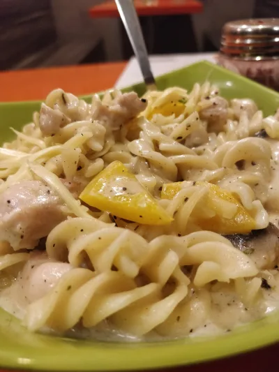 طبق مكرونة بالوايت صوص وقطع فراخ وفلفل رومي أصفر