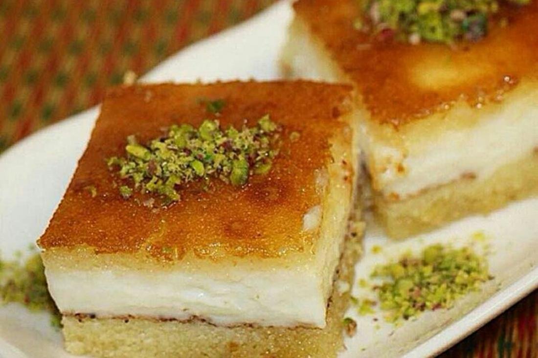 طريقة عمل البسبوسة بالقشطة في البيت زي المحلات خطوة بخطوة